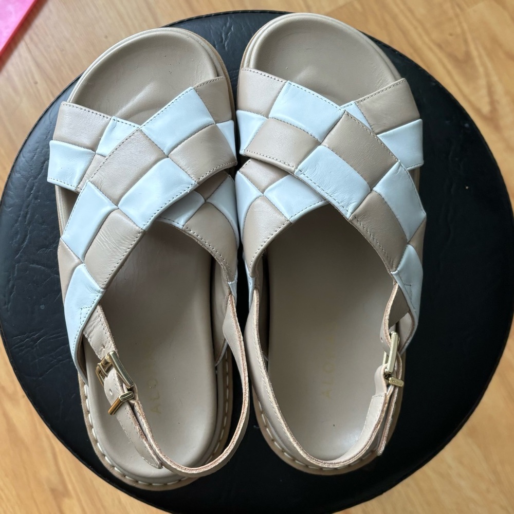 Tan marshmallow checkerboard alohas size 38 EU US 8